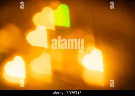 Giallo e verde chiaro cuore bokeh, foto astratta festosa per sfondi e stampe. Foto Stock