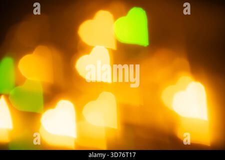 Giallo e verde chiaro cuore bokeh, foto astratta festosa per sfondi e stampe. Foto Stock