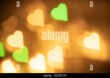 Giallo e verde chiaro cuore bokeh, foto astratta festosa per sfondi e stampe. Foto Stock