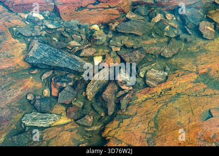 Rocce e ciottoli sott'acqua Foto Stock