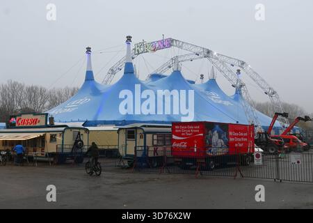 Circo Krone, Zirkuszelt. Es handelt sich um das grösste reisende Circuszelt der Welt - eine Acht-Masten-Zeltkonstruktion bietet 3400 Zuschauern Platz. Der Circus Krone ist nach eigenen Angaben der grösste Zirkus der Welt. Er wurde im Jahr 1905 von Carl Krone im Harz unter dem Namen Circus Charles als Tierschau gegründet *** Circus Krone, tenda da circo è la più grande tenda da circo itinerante del mondo una costruzione a otto poli offre spazio per 3400 spettatori il Circus Krone è per proprio conto il più grande circo del mondo è stato fondato nel 1905 da Carl Krone nei monti Harz Foto Stock