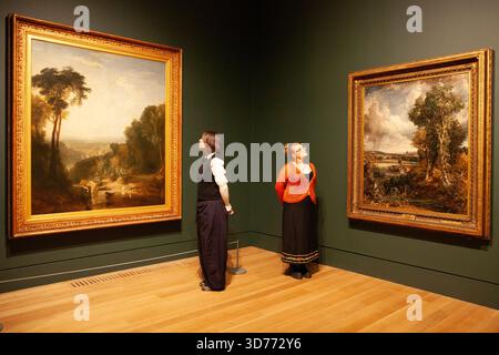 Londra, Regno Unito. 24 novembre 2025. "Turner and Constable: Rivals and Originals" apre a Tate Britain ed è aperto al pubblico fino ad aprile 2026. Nati a solo un anno di distanza, entrambi guardavano alla natura come ispirazione, ma con stili artistici contrastanti. Crediti: Anna Watson/Alamy Live News Foto Stock