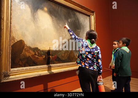Londra, Regno Unito. 24 novembre 2025. "Turner and Constable: Rivals and Originals" apre a Tate Britain ed è aperto al pubblico fino ad aprile 2026. Nati a solo un anno di distanza, entrambi guardavano alla natura come ispirazione, ma con stili artistici contrastanti. Un fortunato gruppo di bambini dell'undicesimo Willesdon Scout Group ha ricevuto un'anteprima dello spettacolo, tra cui "Snow Storm: Hannibal and HIS Army Crossing the Alps" di JMW Turner. Crediti: Anna Watson/Alamy Live News Foto Stock