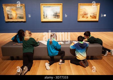 Londra, Regno Unito. 24 novembre 2025. "Turner and Constable: Rivals and Originals" apre a Tate Britain ed è aperto al pubblico fino ad aprile 2026. Nati a solo un anno di distanza, entrambi guardavano alla natura come ispirazione, ma con stili artistici contrastanti. Un fortunato gruppo di bambini dell'undicesimo Willesdon Scout Group ha ricevuto un'anteprima dello spettacolo. Crediti: Anna Watson/Alamy Live News Foto Stock