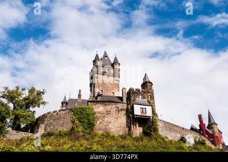 Ammira il castello di Reichsburg Cochem. Cochem, Renania-Palatinato, Germania, Europa Foto Stock