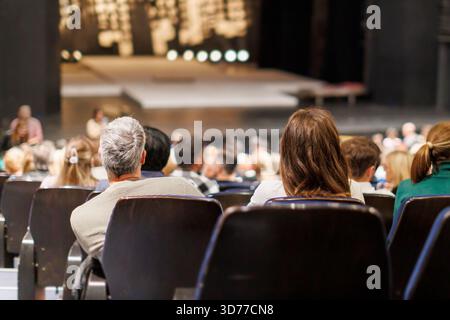 Pubblico che guarda uno spettacolo in teatro durante uno spettacolo serale Foto Stock
