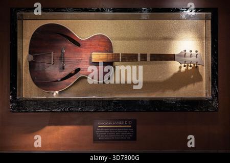 Una chitarra di Ronnie James Dio, incorniciata nel ristorante Hard Rock Cafe, a Londra Piccadilly. Foto Stock
