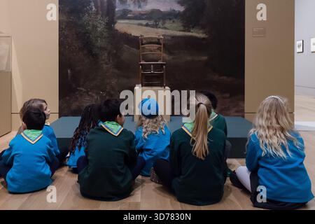 Londra, Inghilterra, Regno Unito. 24 novembre 2025. Gli scout guardano alla John Constable's Sketching Chair, c.1800-15, durante una chiamata fotografica alla Tate Britain per la mostra ''Turner and Constable: Rivals and Originals'' che esplora le vite e i lasciti dei più venerati artisti paesaggisti britannici: JMW Turner (1775'''"1851) e John Constable (Credit Image: © Wiktor Szymanowicz/ZUMA Press Wire) SOLO PER USO EDITORIALE! Non per USO commerciale! Foto Stock