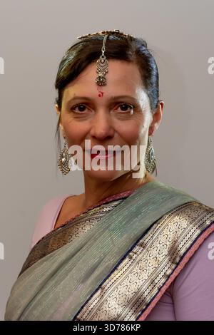 Ritratti di una donna con gioielli tradizionali indiani e un bellissimo sari Foto Stock