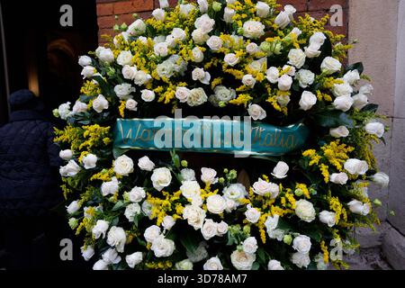 Milano, Italia. 24 novembre 2025. Funerali di Ornella Vanoni alla Chiesa San Marco di Milano, Italia Lunedi 24 novembre 2025 (foto di Claudio Furlan/LaPresse) i funerali di Ornella Vanoni si terranno presso la Chiesa di San Marco a Milano, Italia, lunedì 24 novembre 2025. (Foto di Claudio Furlan/LaPresse) credito: LaPresse/Alamy Live News Foto Stock