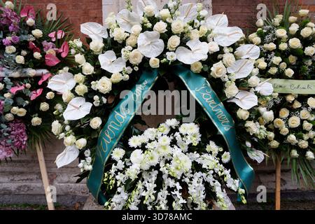 Milano, Italia. 24 novembre 2025. Funerali di Ornella Vanoni alla Chiesa San Marco di Milano, Italia Lunedi 24 novembre 2025 (foto di Claudio Furlan/LaPresse) i funerali di Ornella Vanoni si terranno presso la Chiesa di San Marco a Milano, Italia, lunedì 24 novembre 2025. (Foto di Claudio Furlan/LaPresse) credito: LaPresse/Alamy Live News Foto Stock
