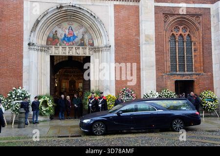 Milano, Italia. 24 novembre 2025. Funerali di Ornella Vanoni alla Chiesa San Marco di Milano, Italia Lunedi 24 novembre 2025 (foto di Claudio Furlan/LaPresse) i funerali di Ornella Vanoni si terranno presso la Chiesa di San Marco a Milano, Italia, lunedì 24 novembre 2025. (Foto di Claudio Furlan/LaPresse) credito: LaPresse/Alamy Live News Foto Stock