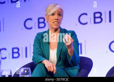 Il vice leader dei liberali democratici Daisy Cooper tiene un discorso durante la conferenza annuale della Confederazione dell'industria britannica (CBI) al Queen Elizabeth II Centre, nel centro di Londra. Data foto: Lunedì 24 novembre 2025. Foto Stock