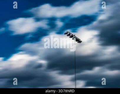 Nuvole fluttuanti sulle luci dello stadio Foto Stock