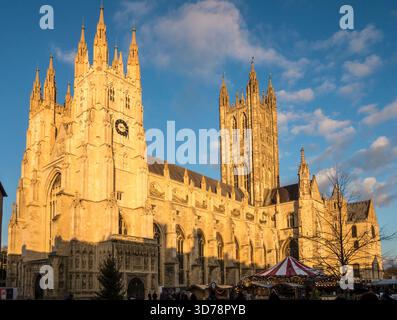 Cattedrale di Canterbury alla luce del tardo pomeriggio, Kent, Regno Unito. Il più importante edificio cristiano in Inghilterra, fondato nel 597 e interamente ricostruito nel 1070 Foto Stock