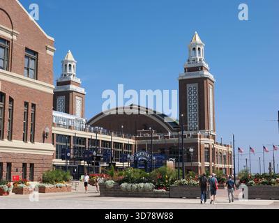 Chicago, Illinois - 17 settembre 2024: Da una prospettiva ravvicinata dell'architettura storica della sede del Navy Pier con fiori e turisti che camminano nella zona Foto Stock