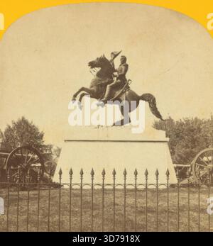 Statua equestre di Andrew Jackson situata in Lafayette Square, Pennsylvania Avenue, Washington, D.C. questa statua fa parte della collezione intitolata "American Views" e "Metropolitan and Suburban Scenografie". L'immagine è datata circa dal 1850 al 1930, con un riferimento specifico al 1860. Presenta monumenti e monumenti commemorativi, tra cui cannoni, statue equestri e statue di figure importanti come Andrew Jackson (1767-1845). Il formato dell'immagine è stampe di albume Foto Stock