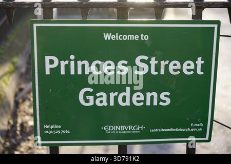 Cartello di benvenuto per i Princes Street Gardens di Edimburgo, esposto su una tavola verde all'ingresso del parco. Edimburgo, Scozia Foto Stock