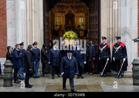 Milano, Italia. 24 novembre 2025. Funerali di Ornella Vanoni alla Chiesa San Marco di Milano, Italia Lunedi 24 novembre 2025 (foto di Claudio Furlan/LaPresse) funerale di Ornella Vanoni alla Chiesa di San Marco a Milano, Italia, lunedì 24 novembre 2025 (foto di Claudio Furlan/LaPresse) crediti: LaPresse/Alamy Live News Foto Stock