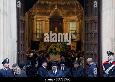 Milano, Italia. 24 novembre 2025. Funerali di Ornella Vanoni alla Chiesa San Marco di Milano, Italia Lunedi 24 novembre 2025 (foto di Claudio Furlan/LaPresse) funerale di Ornella Vanoni alla Chiesa di San Marco a Milano, Italia, lunedì 24 novembre 2025 (foto di Claudio Furlan/LaPresse) crediti: LaPresse/Alamy Live News Foto Stock