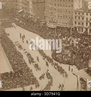 The Artillery, Regular Army, Centennial, 1889, di B. W. Kilburn. Questa stampa all'albume cattura una scena delle celebrazioni del Centenario di New York. Presenta l'artiglieria dell'esercito regolare, con spettatori e banchi di revisione visibili sullo sfondo. L'immagine include anche riferimenti a George Washington e alla dichiarazione di indipendenza, che riflettono il significato storico dell'evento. La fotografia è stata creata tra il 1850 e il 1930. La posizione è Union Square a Manhattan, New York Foto Stock
