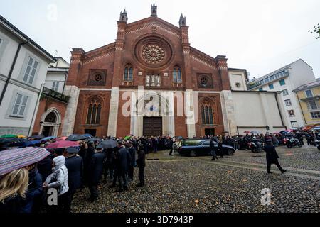 Milano, Italia. 24 novembre 2025. Funerali di Ornella Vanoni alla Chiesa San Marco di Milano, Italia Lunedi 24 novembre 2025 (foto di Claudio Furlan/LaPresse) funerale di Ornella Vanoni alla Chiesa di San Marco a Milano, Italia, lunedì 24 novembre 2025 (foto di Claudio Furlan/LaPresse) crediti: LaPresse/Alamy Live News Foto Stock