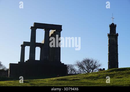 Sagome del Monumento Nazionale e del Monumento Nelson su Calton Hill a Edimburgo sotto un cielo azzurro. Edimburgo, Scozia Foto Stock