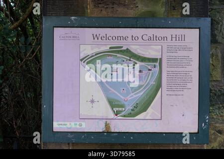 Cartello di benvenuto e mappa del sito all'ingresso di Calton Hill a Edimburgo, Scozia. Edimburgo, Scozia Foto Stock