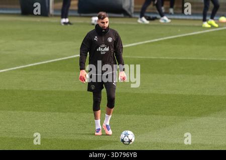 Il portiere del Manchester City Gianluigi Donnarumma durante la sessione di allenamento della UEFA Champions League 5 di 8 Manchester City vs Bayer 04 Leverkusen presso Etihad Campus, Manchester, Regno Unito, 24 novembre 2025 (foto di Mark Cosgrove/News Images) *** GER AUT sui OUT *** Foto Stock