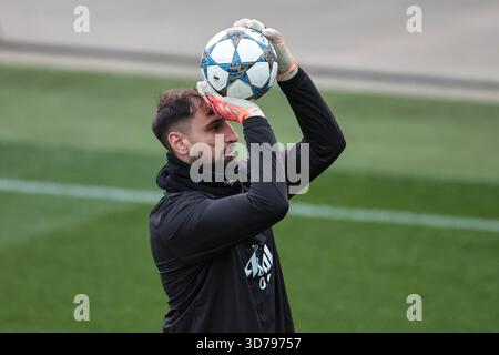 Il portiere del Manchester City Gianluigi Donnarumma durante la sessione di allenamento della UEFA Champions League 5 di 8 Manchester City vs Bayer 04 Leverkusen presso Etihad Campus, Manchester, Regno Unito, 24 novembre 2025 (foto di Mark Cosgrove/News Images) *** GER AUT sui OUT *** Foto Stock