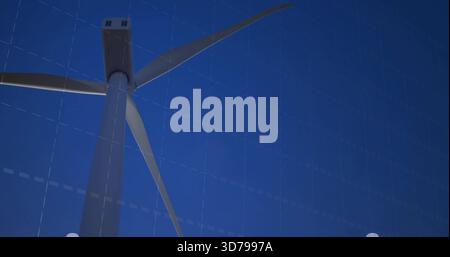 Telaio di riempimento torre di turbine eoliche che si innalza presso il parco eolico, mostrando navicella, tre pale e supporti per pale Foto Stock
