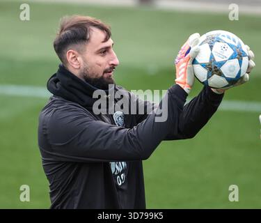 Manchester, Regno Unito. 24 novembre 2025. Il portiere del Manchester City Gianluigi Donnarumma durante la sessione di allenamento della UEFA Champions League 5 di 8 Manchester City vs Bayer 04 Leverkusen presso Etihad Campus, Manchester, Regno Unito, 24 novembre 2025 (foto di Mark Cosgrove/News Images) *** GER AUT sui OUT *** a Manchester, Regno Unito il 24/11/2025. (Foto di Mark Cosgrove/News Images/Sipa USA) credito: SIPA USA/Alamy Live News Foto Stock