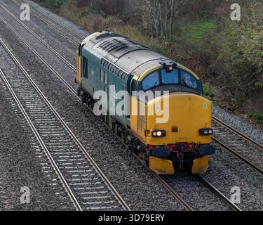Sunnyhill, Regno Unito, 24, novembre 2025: Locomotiva diesel British Rail Classe 37 37610 luce di marcia su una linea principale del Regno Unito. Una scena ferroviaria dettagliata Foto Stock