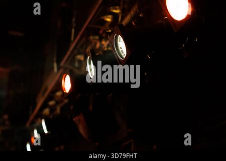 Luci luminose illuminano l'area dello spettacolo in un teatro Foto Stock