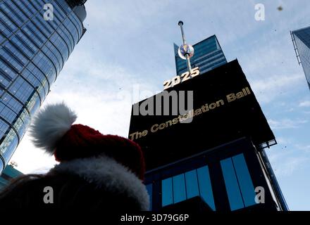 New York, Stati Uniti. 24 novembre 2025. Il nuovo ballo di cristallo Waterford di Times Square di Capodanno viene svelato e illuminato per un'anteprima stampa al One Times Square di New York City lunedì 24 novembre 2025. Il nuovo ballo NYE è stato creato in collaborazione con il partner di lungo periodo Waterford. Creato con 5.280 cristalli di Waterford, quasi il doppio rispetto al suo predecessore, e presenta cristalli circolari per la prima volta, sostituendo i pannelli triangolari del passato. Crediti: UPI/Alamy Live News Foto Stock