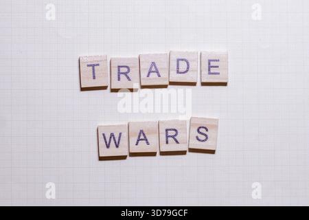 guerre commerciali con piastrelle di legno su sfondo a griglia Foto Stock