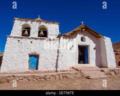 Piccola chiesa di paglia del villaggio di Machuca, nelle Ande cilene, vicino ai geyser di Tatio, vicino a San Pedro de Atacama Foto Stock