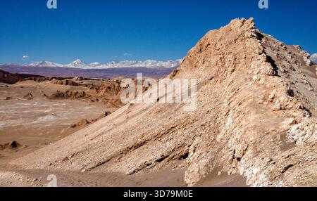 Valle de la Luna la Valle della Luna nel deserto di Atacama del Cile guardando verso il Volcan Lincacabur e il Cerro Juriques Foto Stock