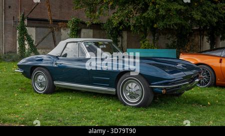 1963 Chevrolet Corvette C2 convertibile in mostra al Bicester Motion Scramble tenutosi il 5 ottobre 2025. Foto Stock
