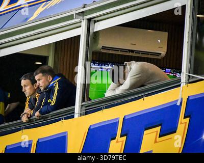 Buenos Aires, Argentina. 23 novembre 2025. Juan Roman Riquelme (a destra), presidente del Boca Juniors, nel match tra Boca Juniors e Talleres de Cordoba. Nel round del 16 del Torneo Clausura Betano 2025, il Boca Juniors ha battuto i Talleres 2-0. Alberto J Armando, stadio la Bombonera. Foto Stock