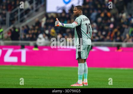 Mike Maignan dell'AC Milan gesta durante la partita di calcio di serie A 2025/26 tra FC Internazionale e AC Milan allo Stadio San Siro di Milano Foto Stock