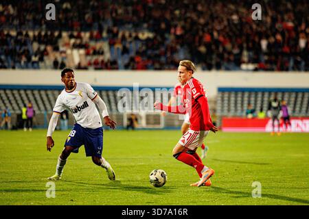 Caio Santana e Andreas Schjelderup visti durante la partita TACA De Portugal tra squadre dell'Atletico CP e SL Benfica (Maciej Rogowski/Ball Raw Images) Foto Stock