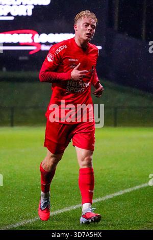 Helmond, Paesi Bassi. 24 novembre 2025. HELMOND, PAESI BASSI - 24 NOVEMBRE: Thomas poll di Helmond Sport guarda avanti durante la partita olandese Keuken Kampioen Divisie tra Helmond Sport e Jong Ajax al GS Staalwerken Stadion il 24 novembre 2025 a Helmond, Paesi Bassi. (Foto di Gabriel Calvino Alonso/Orange Pictures) credito: Orange Pics BV/Alamy Live News Foto Stock