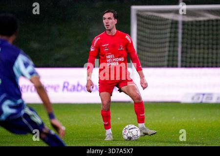 Helmond, Paesi Bassi. 24 novembre 2025. HELMOND, PAESI BASSI - 24 NOVEMBRE: Dennis Vos di Helmond Sport guarda in anteprima durante la partita olandese Keuken Kampioen Divisie tra Helmond Sport e Jong Ajax al GS Staalwerken Stadion il 24 novembre 2025 a Helmond, Paesi Bassi. (Foto di Gabriel Calvino Alonso/Orange Pictures) credito: Orange Pics BV/Alamy Live News Foto Stock