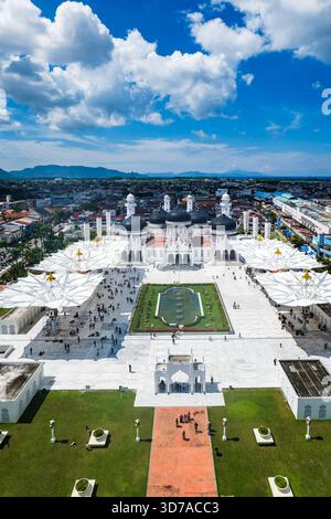 Grande Moschea di Aceh, grande Moschea di Baiturrahman, punto di vista aereo con droni. Foto Stock