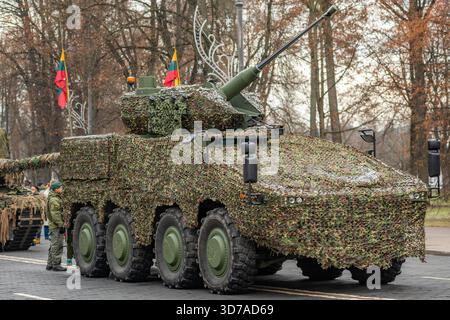 Soldato lituano in camuffamento militare in piedi vicino a un carro armato leggero tedesco Vilkas Foto Stock
