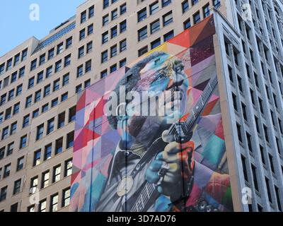 Chicago, Illinois - 17 settembre 2025: Ampia vista del murale di Kobra che raffigura la leggenda del blues Muddy Waters sulla facciata di un edificio del centro. Foto Stock