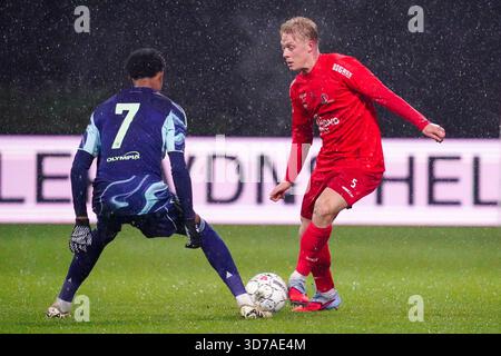 Helmond, Paesi Bassi. 24 novembre 2025. HELMOND, PAESI BASSI - 24 NOVEMBRE: Thomas poll dell'Helmond Sport durante la partita olandese Keuken Kampioen Divisie tra Helmond Sport e Jong Ajax al GS Staalwerken Stadion il 24 novembre 2025 ad Helmond, Paesi Bassi. (Foto di Gabriel Calvino Alonso/Orange Pictures) credito: Orange Pics BV/Alamy Live News Foto Stock