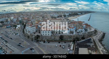 Vista aerea del borgo storico di Termoli: Castello normanno, antiche mura, pesca Trabucco vista sull'Adriatico dalla cittadella medievale del Molise Foto Stock