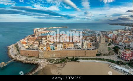 Vista aerea del borgo storico di Termoli: Castello normanno, antiche mura, pesca Trabucco vista sull'Adriatico dalla cittadella medievale del Molise Foto Stock